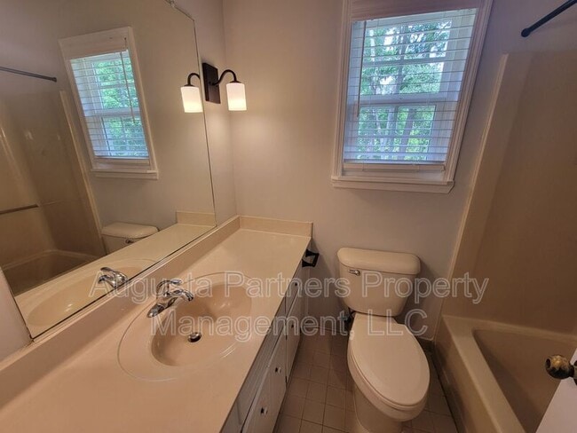 Building Photo - 165 Ashley Cir