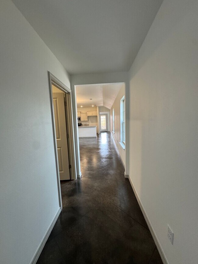 Building Photo - Located in the Glendale Area!!! New Build ...