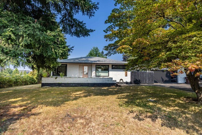 Building Photo - 2 bedr + Bonus Room / Large yard and garage.