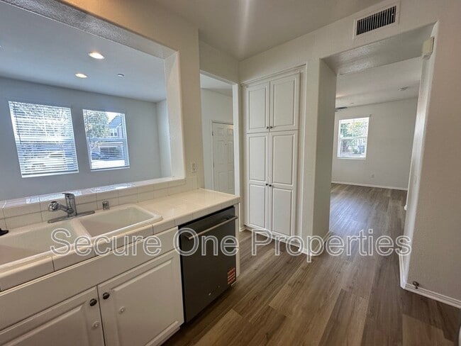 Building Photo - 3003 Shenandoah Dr