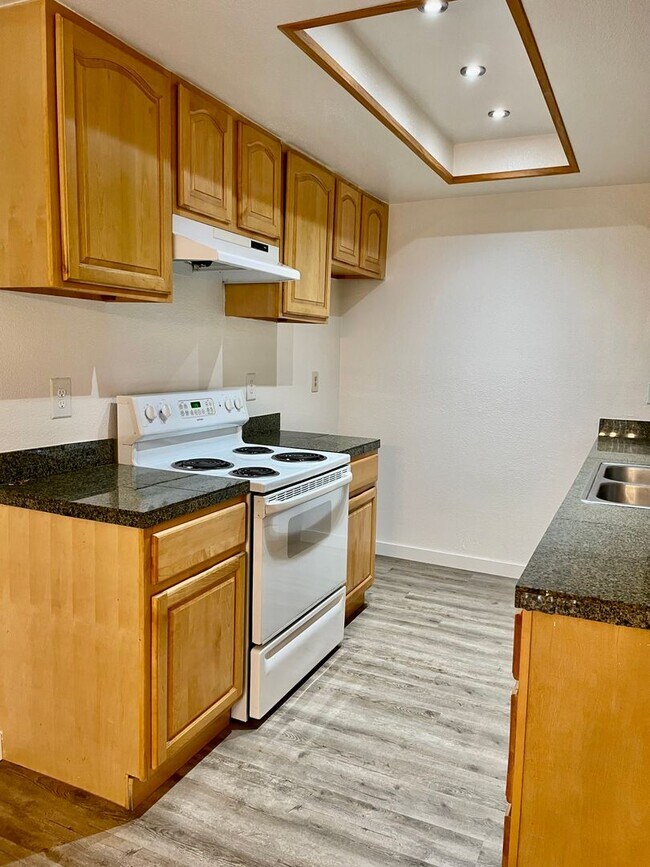 Building Photo - MONTOYA8907-8909