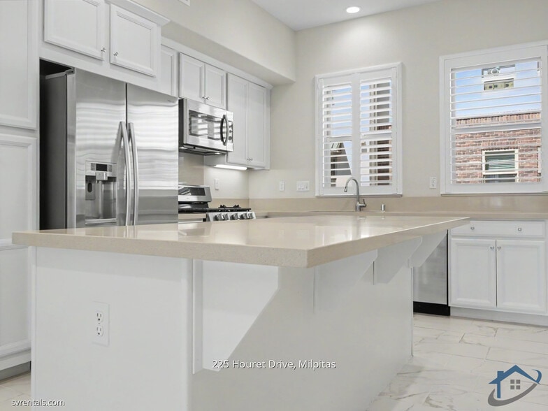 Building Photo - 225 Houret Dr