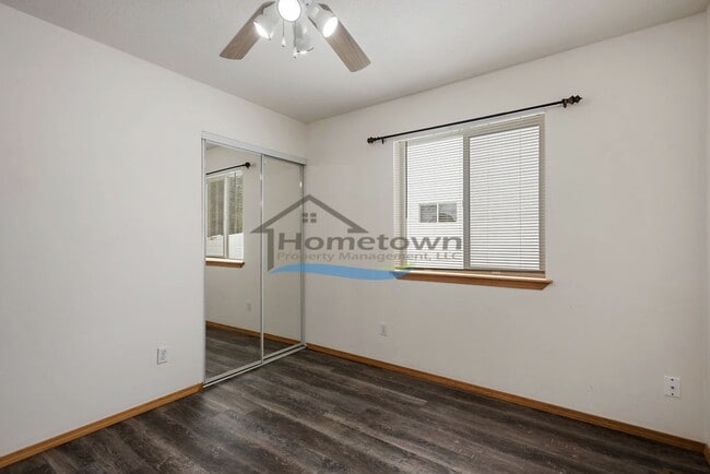 Building Photo - Lovely 3 Bedroom 2 Bath Home w/ 2 Car Gara...
