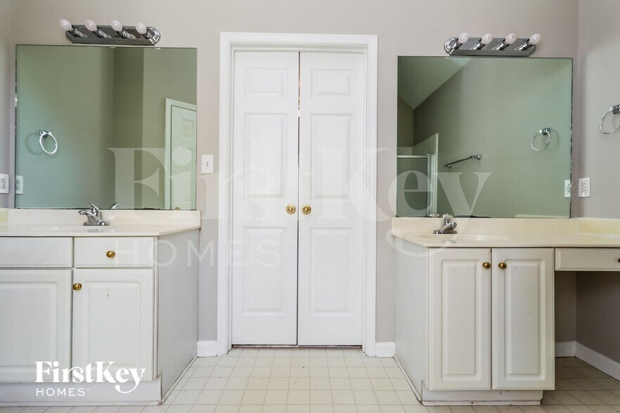 Building Photo - 2190 Sugarbirch Dr