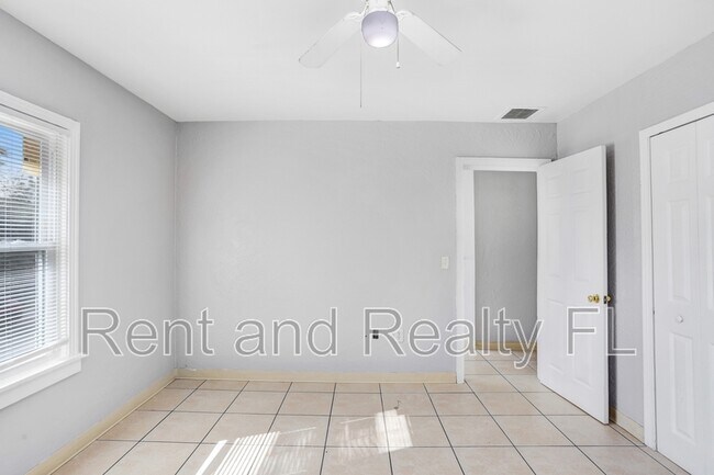 Building Photo - 827 Paris Ave S