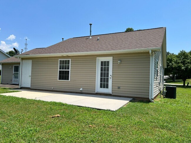 Building Photo - 122 Springwood Ln