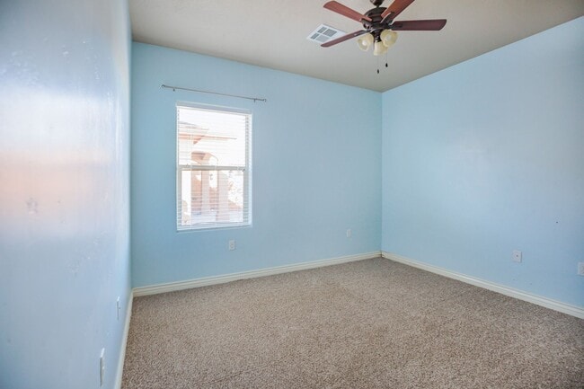Building Photo - Modern 4 Bedroom 2 Bath Home!