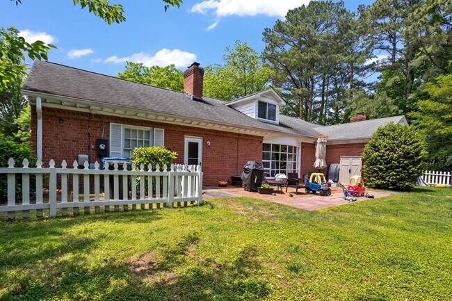 Building Photo - Beautiful brick home on a 1-acre lakefront...