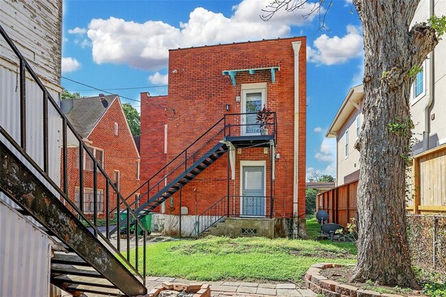 Building Photo - 1114 1/2 Bartlett St