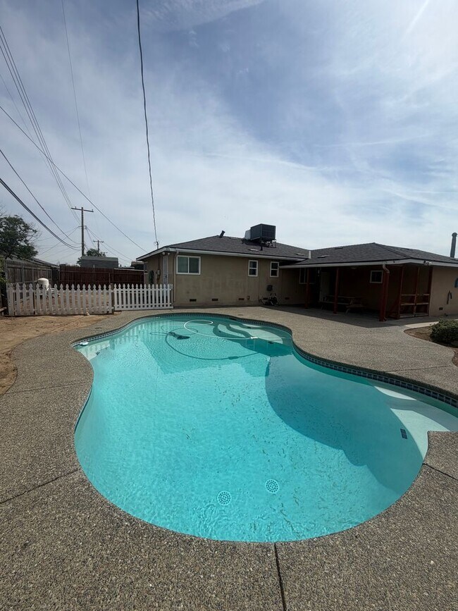 Building Photo - 3 bedroom 2 bathroom in North Hanford