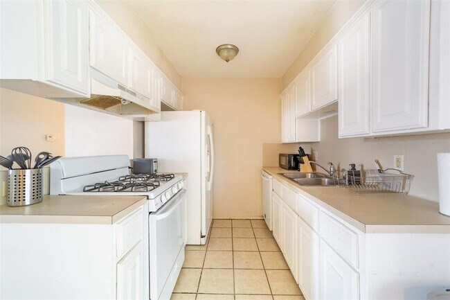 Building Photo - 1738 Rutland Dr