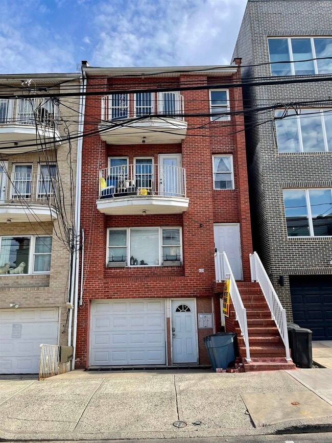 Building Photo - 420 6th St