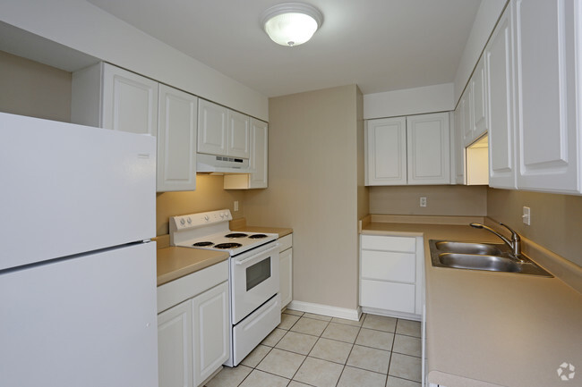 2BR, 1.5BA - 1,199SF - W3NE - Kitchen - Twin Towers Place