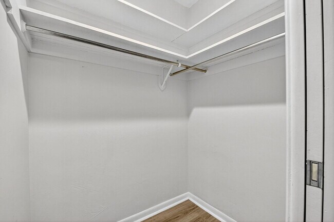 Building Photo - 113 Park Ln E