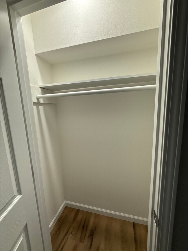 Building Photo - Newly Updated 1 Bedroom, 1 Bathroom Apartment! Close to Pool!