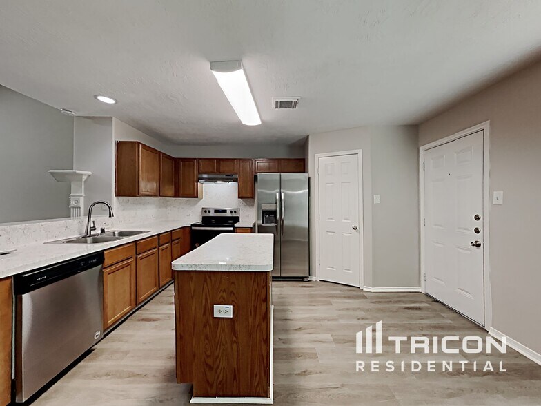 Building Photo - 18451 Sunrise Pines Dr