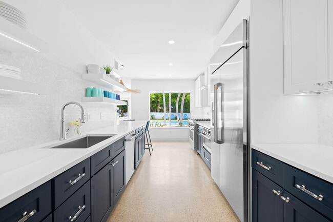 Building Photo - 1524 Bayview Dr