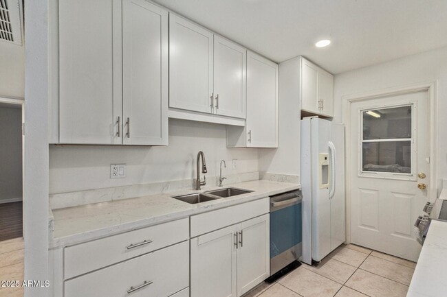 Building Photo - 2179 E Palmcroft Dr