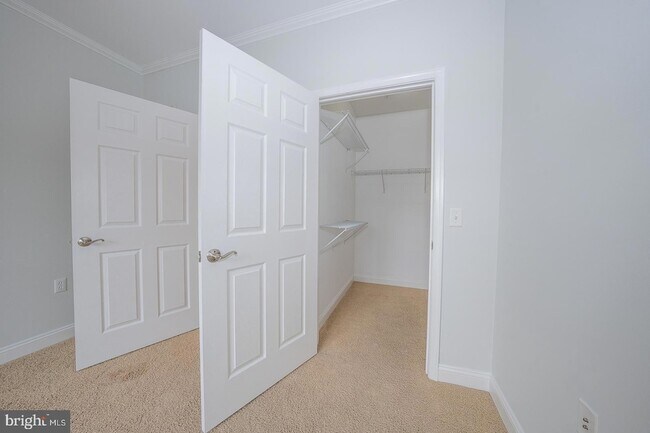 Building Photo - 300 W Elm St