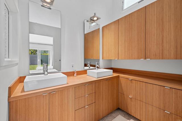 Building Photo - 1420 Flair Dr