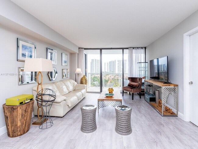 Building Photo - 3701 N Country Club Dr