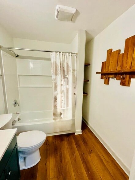 Building Photo - 194 E Pine St