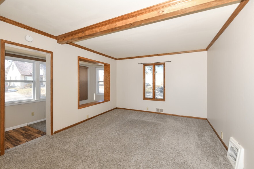 Building Photo - 422 S 89th St