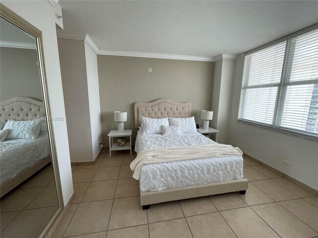 Building Photo - 5601 Collins Ave