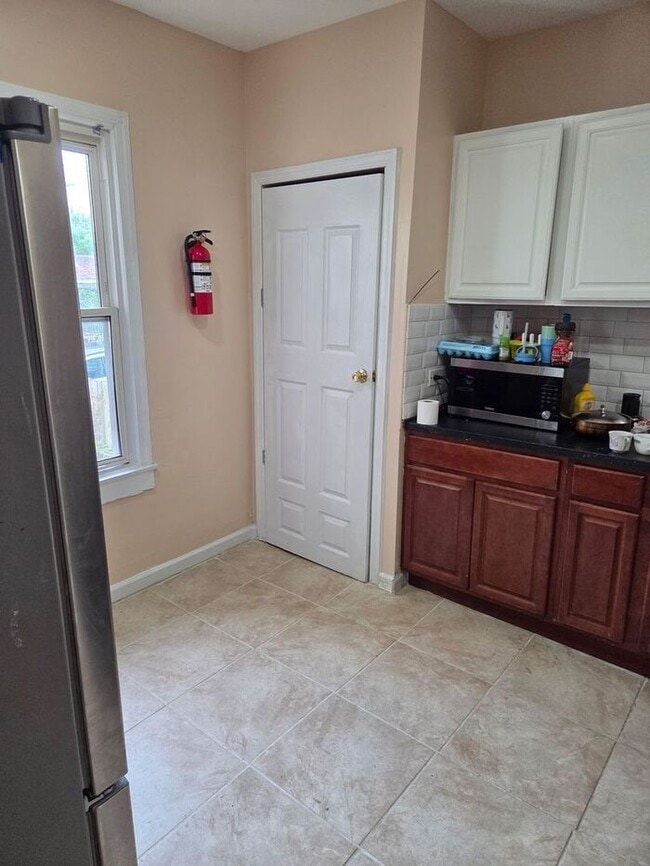 Building Photo - Spacious 3.5 BDR Apartment with Closed Front Balcony & Backyard Access!