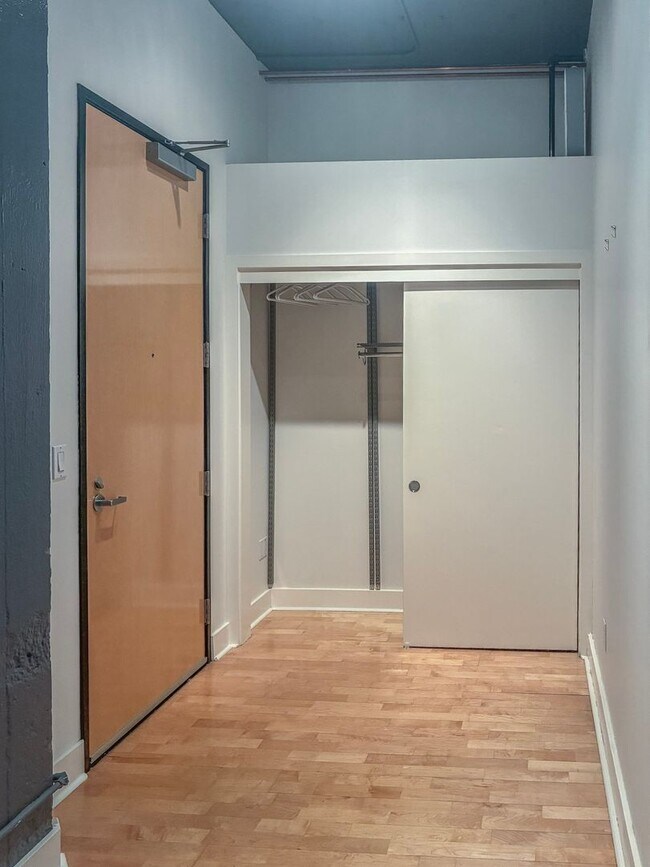 Building Photo - North Block Studio Available Now- Parking Spot Included  !!