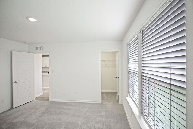 Building Photo - 946 Bluegrass Pt