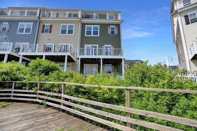 Building Photo - Stunning Townhome with Water Views!