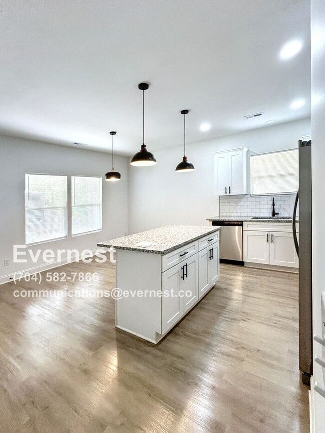 Building Photo - Home with Driveway and Modern Appliances / 3 Bed, 2 Bath  / Vuocher Accepted / Pet-friendly / Com...