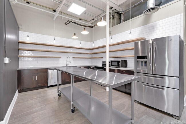 Building Photo - 3363 E Commerce St