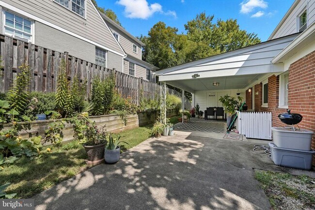 Building Photo - 511 Crestwood Dr