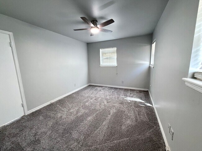 Building Photo - Charming 3 BD 1.5 BA w/ Bonus Room in the Village!!