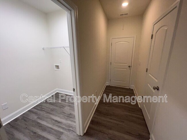 Building Photo - 102 Lariat Ct