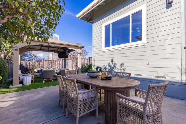 Building Photo - 15 Aaron Dr