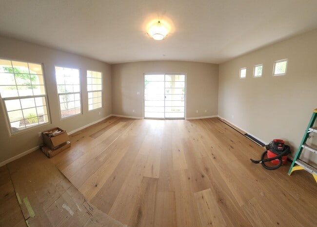 Building Photo - Contemporary Beautiful Spacious 4 bed 3 bath home