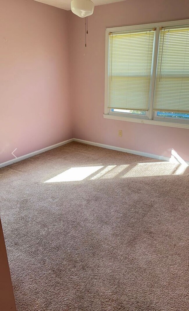 Building Photo - 3 Bed 1.5 Bath Brick Home For Rent