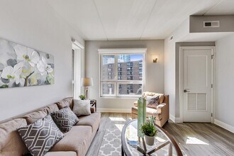 Building Photo - 1 bedroom in Chicago IL 60610