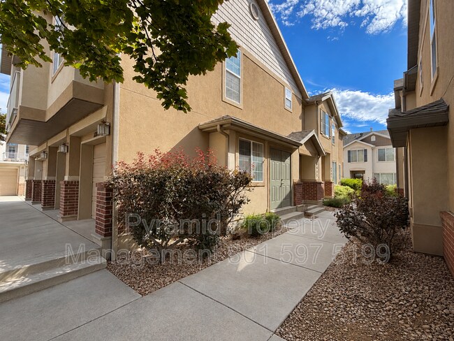 Building Photo - 6935 Traveler Ln