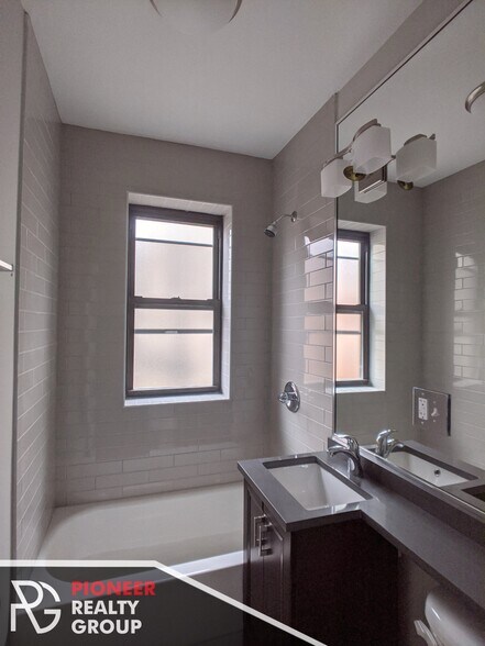 Building Photo - 423 W Belden Ave