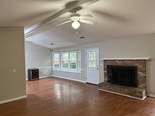 Building Photo - Nice 3 Bed 2 Bath Available Now!