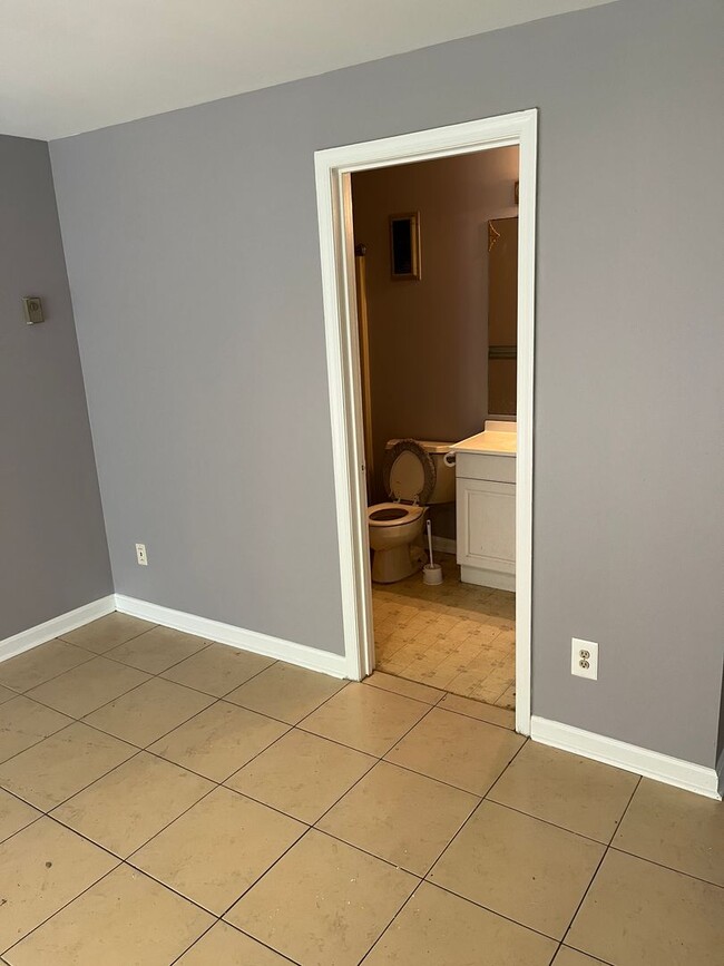 Building Photo - 3 bedroom, 2.5 bathroom townhouse in the q...