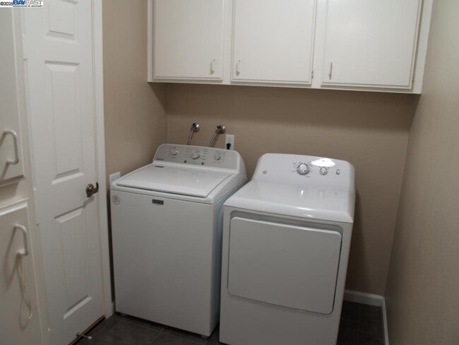 Building Photo - 647 Doral Dr