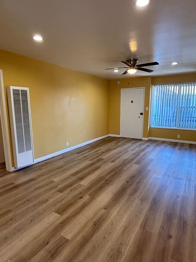 Building Photo - Spacious 1 bedroom available now in Long B...