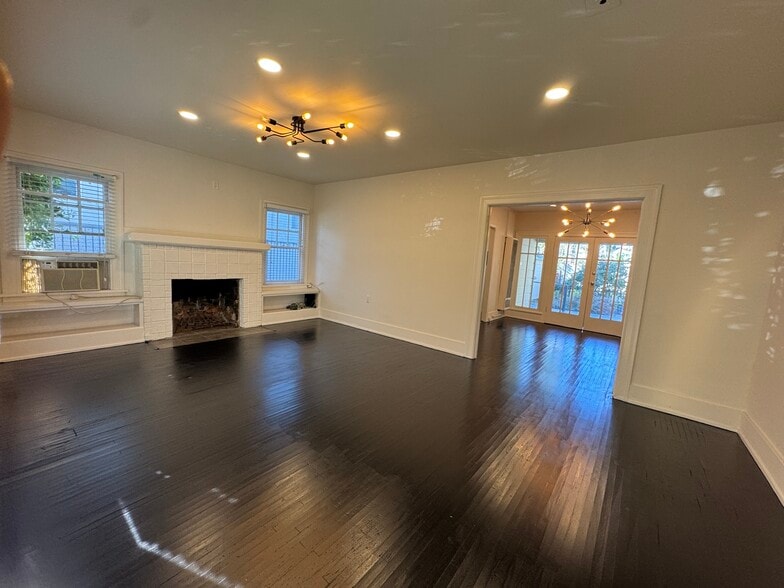 Building Photo - 849 N West Knoll Dr