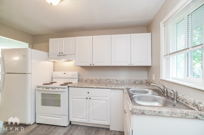 Building Photo - 2389 Hiawatha Park Dr