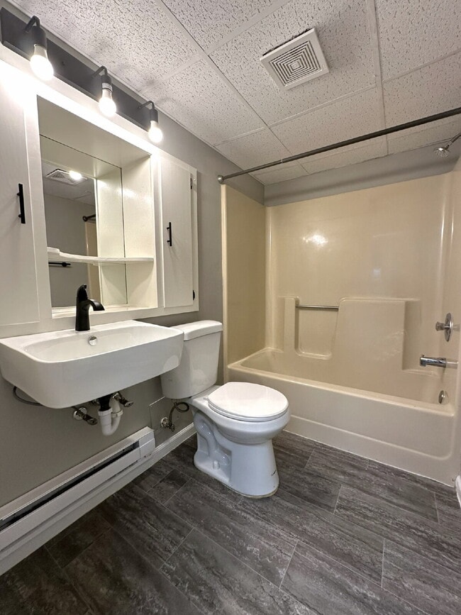 Building Photo - Lower Level Apartment in Westminster